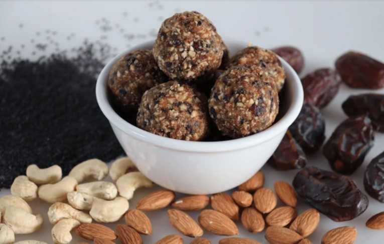 Best Walnut And Date Laddu 2024 अखरोट और खजूर के लड्डू की रेसिपी: स्वादिष्ट और पौष्टिक भारतीय मिठाई